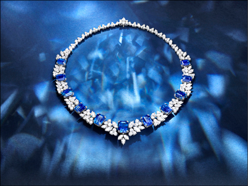 海瑞溫斯頓頂級珠寶系列藍寶石與鑽石項鍊，利用各種切割寶石展現立體感。