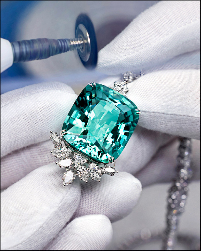55.81克拉的祖母綠呈現迷人薄荷綠色調，更顯純淨通透。