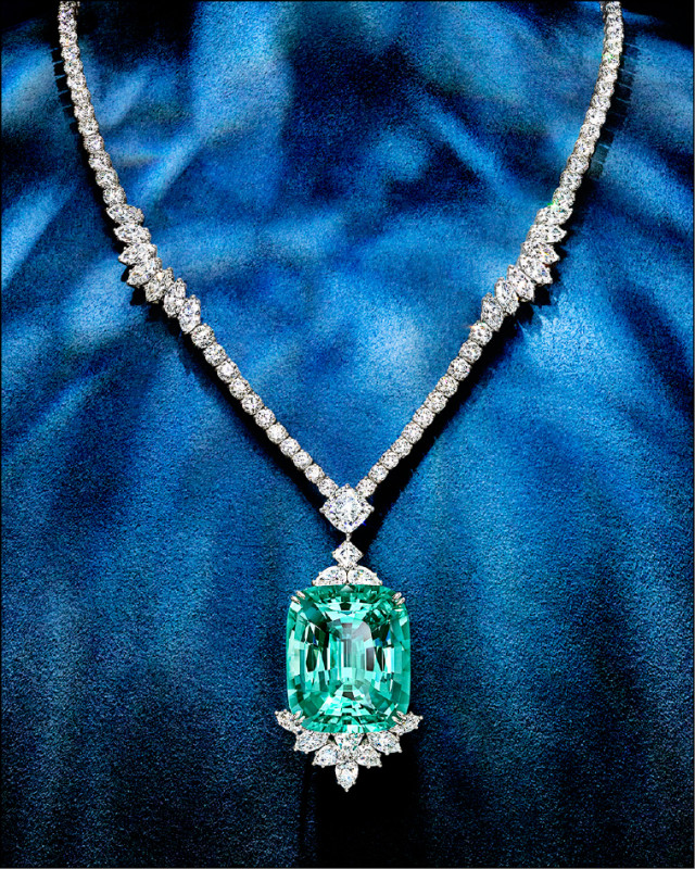 海瑞溫斯頓頂級珠寶系列非凡祖母綠與鑽石Cluster項鍊首度來台，成為展場極具話題的作品。