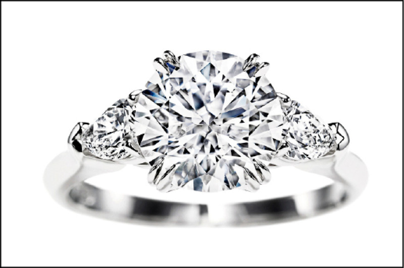 頂級珠寶系列圓形明亮式切工鑽石戒指。