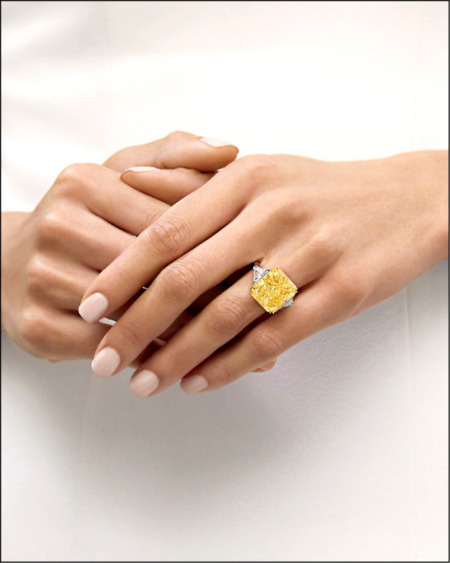 頂級珠寶系列方形祖母綠形切工黃鑽鑽石戒指，以簡約線條突顯黃鑽之美。