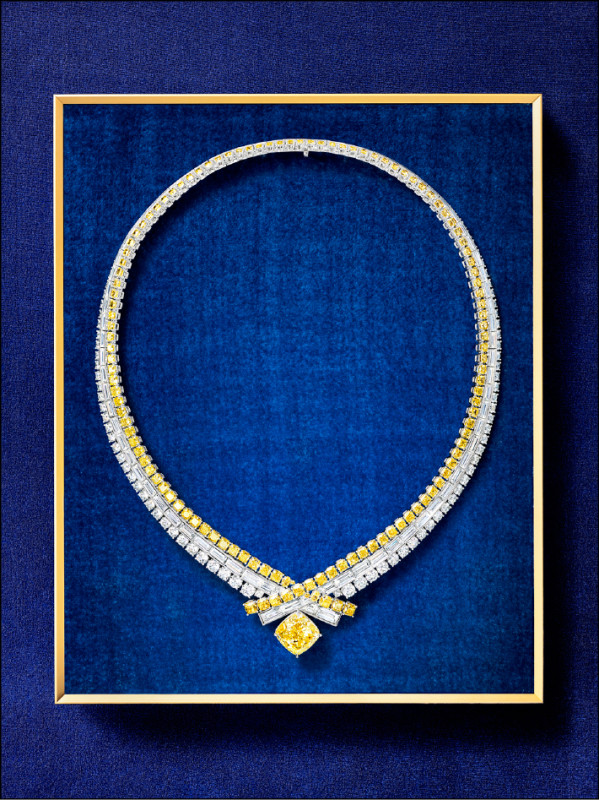 頂級珠寶系列Royal Adornment Marquess項鍊，3條鑽石絲帶纏繞出優雅造型。