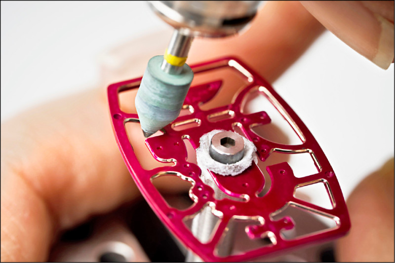 五級鈦合金打造底板與橋板，鏤空機芯結構強化整體層次，也為錶盤挹注鮮明視覺感。