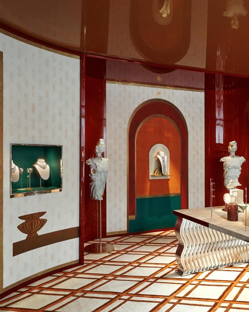 展間設計融合幾何與色彩語彙，呼應系列多元靈感。（BVLGARI提供）