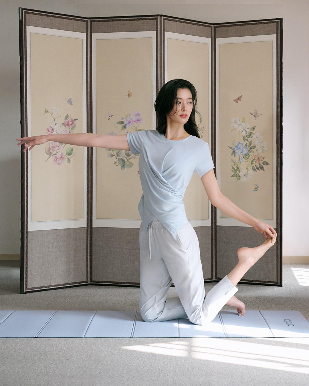 春夏形象廣告選在韓屋中拍攝，淺淺帶入適合運動的靜謐氛圍。