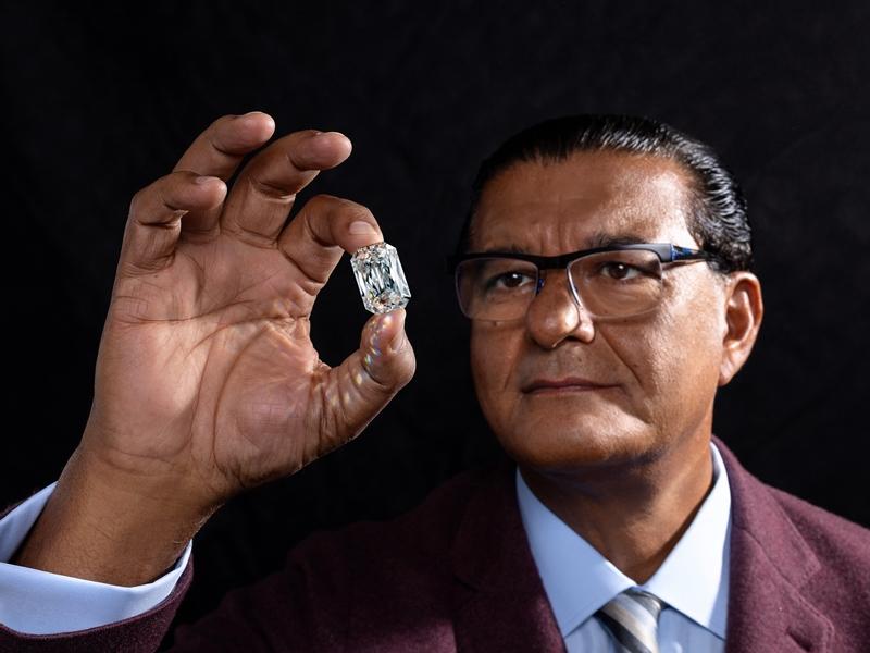 創辦人雅各阿拉博（Jacob Arabo）手持Angel Cut鑽石，象徵品牌專利車工的誕生與突破。（Sincere Haute Horlogerie提供）