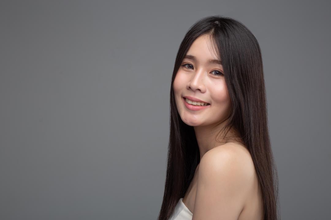 南韓BTN皮膚科代表院長指出，熬夜是冒白髮的元凶之一。