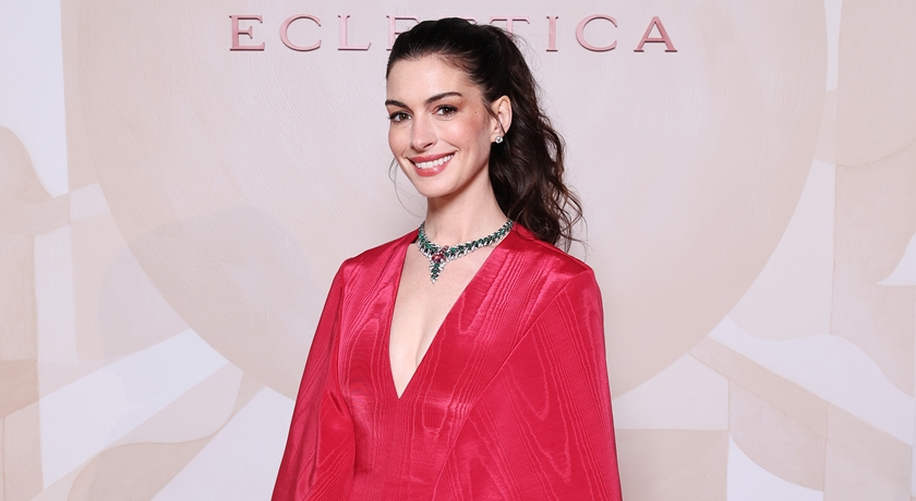 安海瑟薇披千萬珠寶同框金智媛、琵豔卡！牽手燦笑畫面太美全場融化