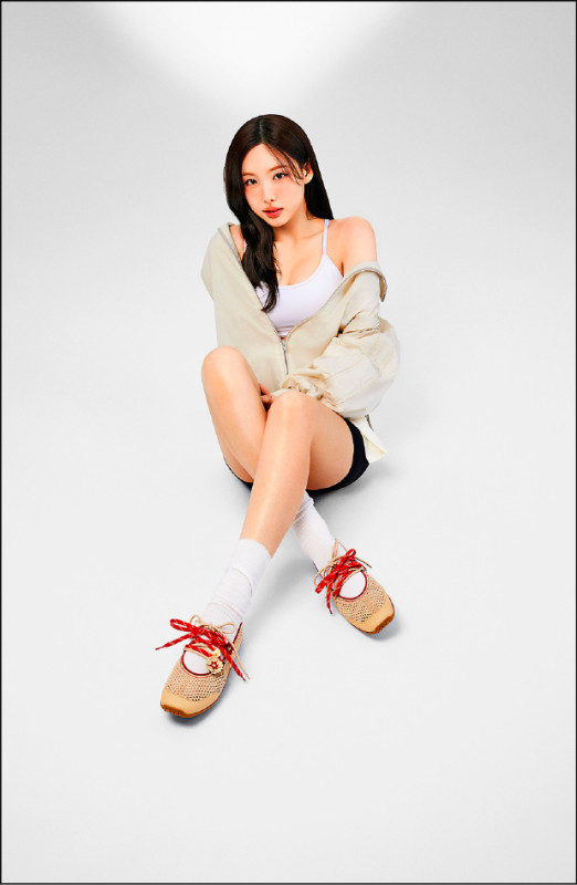 娜璉一身簡約造型搭配CECILY方頭運動混搭瑪莉珍鞋，透過雙色鞋帶與花型飾釦點綴，豐富足下時尚表情，4,780元。