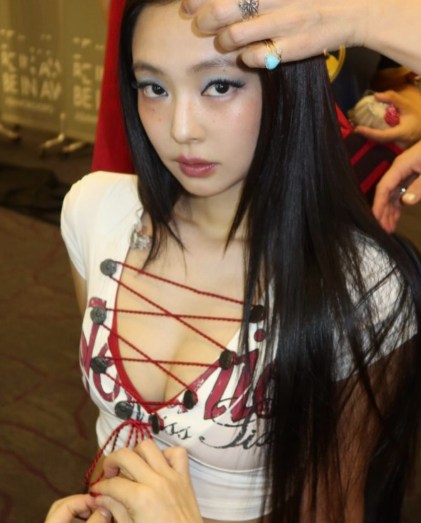 Jennie造型火辣。