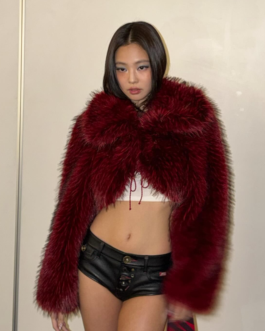 穿上紅色皮草的Jennie女王氣場全開。