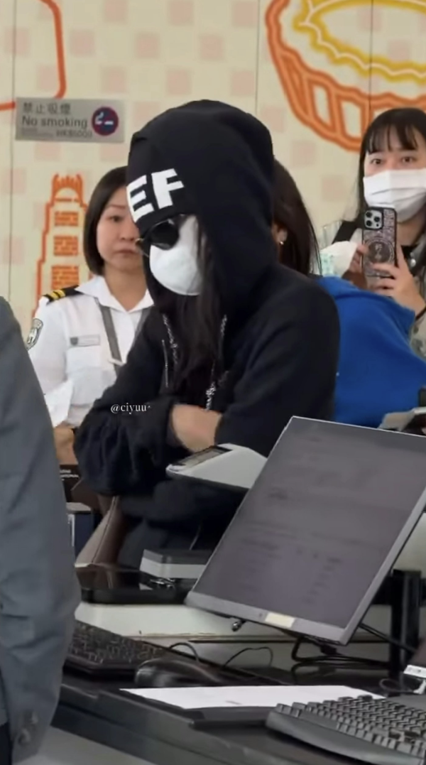 Jennie離境時，全身包緊緊。