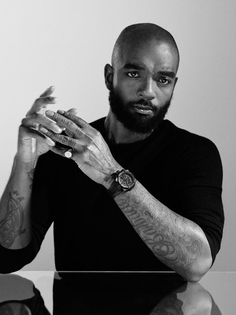 英國設計師Samuel Ross佩戴Big Bang Unico SR_A腕錶入鏡，將工業設計語彙融入高級製錶，展現個性化風格。（Hublot提供）