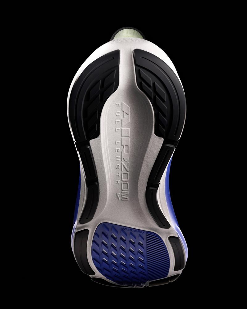 外底採經典Waffle橡膠設計，在多種路面提供穩定抓地表現。（NIKE提供）