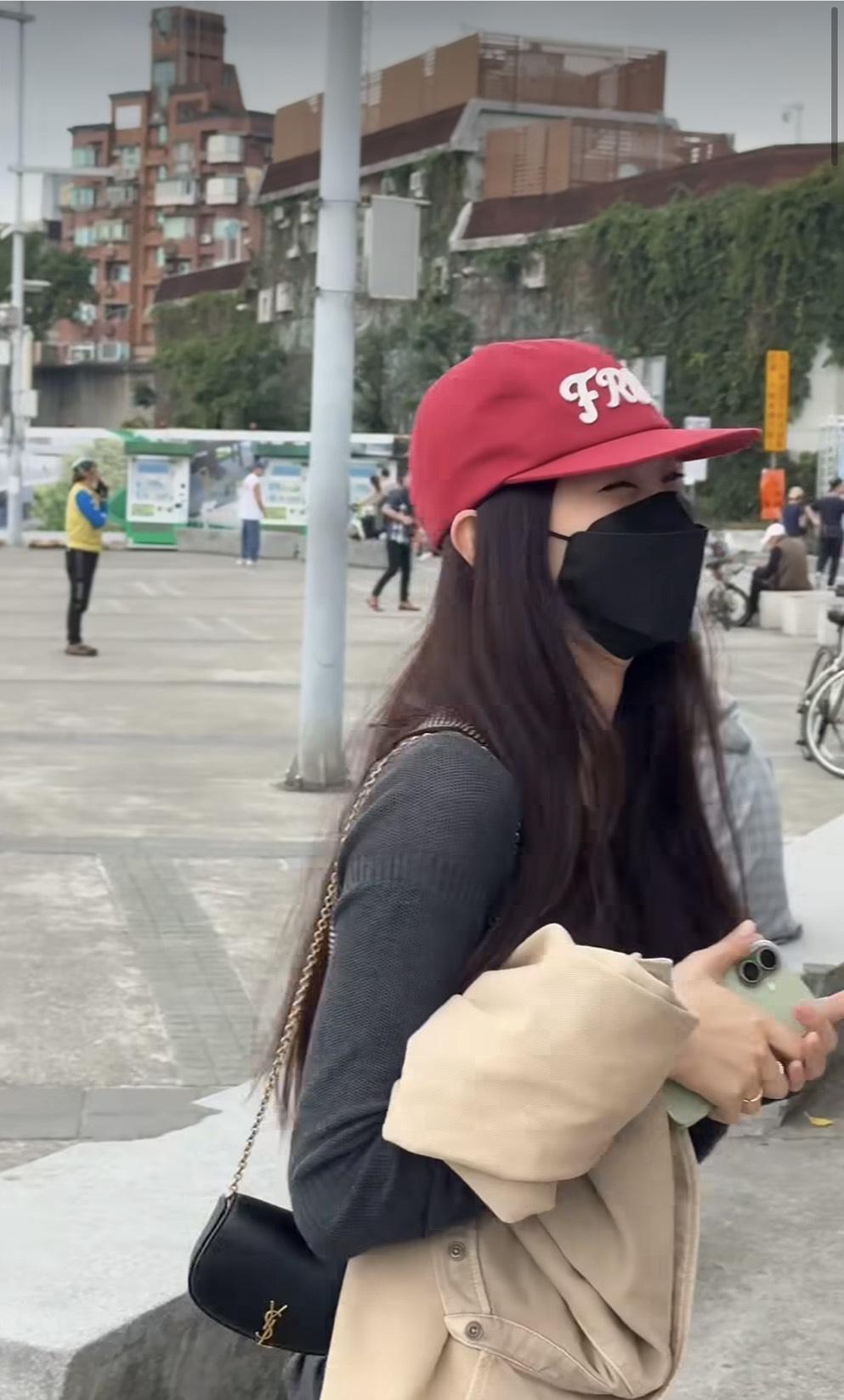 子瑜一身行頭都掀起討論，尤其是紅色帽子跟Saint Laurent黑色肩背包。（翻攝自instagram）