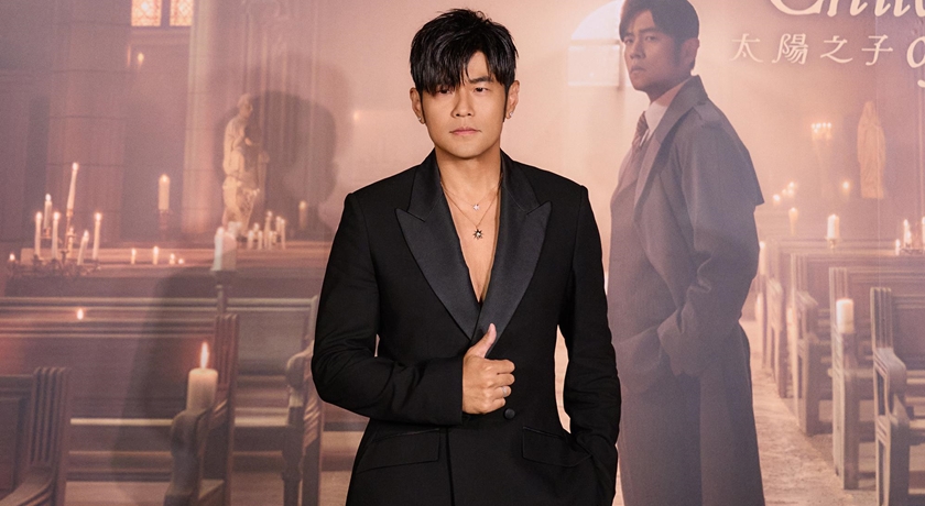 周杰倫《太陽之子》全球首播！DIOR深V西裝、幸運星項鍊造型行頭全被起底