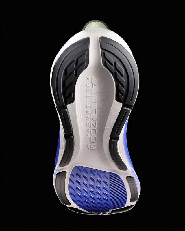 延用Nike Pegasus 41的ReactX泡棉，外底採經典Waffle橡膠設計，在多種路面皆能提供穩定抓地表現。