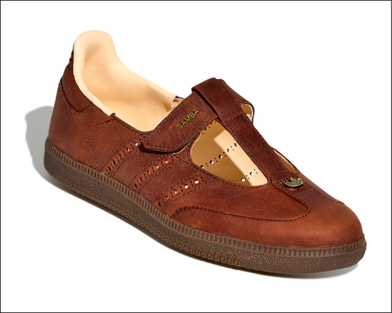 adidas Originals SAMBA JANE W，融入T字鞋帶與瑪莉珍輪廓的設計成為話題鞋款，3,690元。