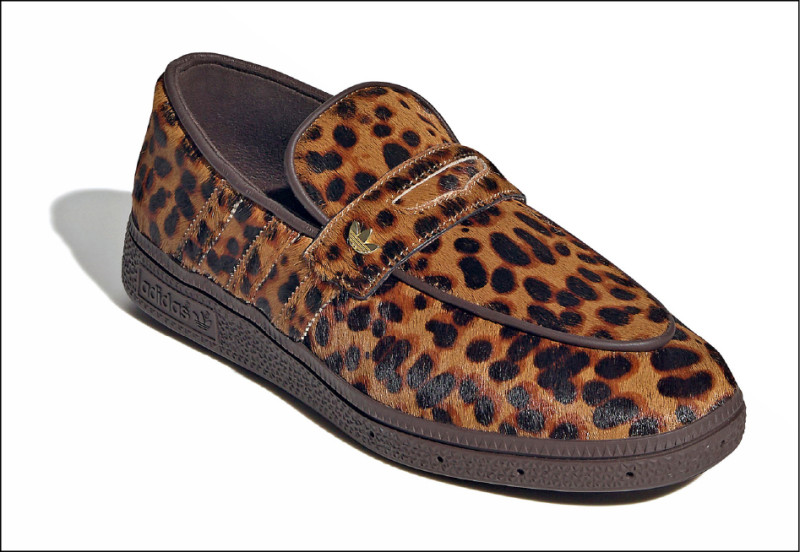 adidas Originals全新樂福鞋型HANDBALL SPEZIAL LOAFER W，遊走正式與休閒風格之間，3,890元。