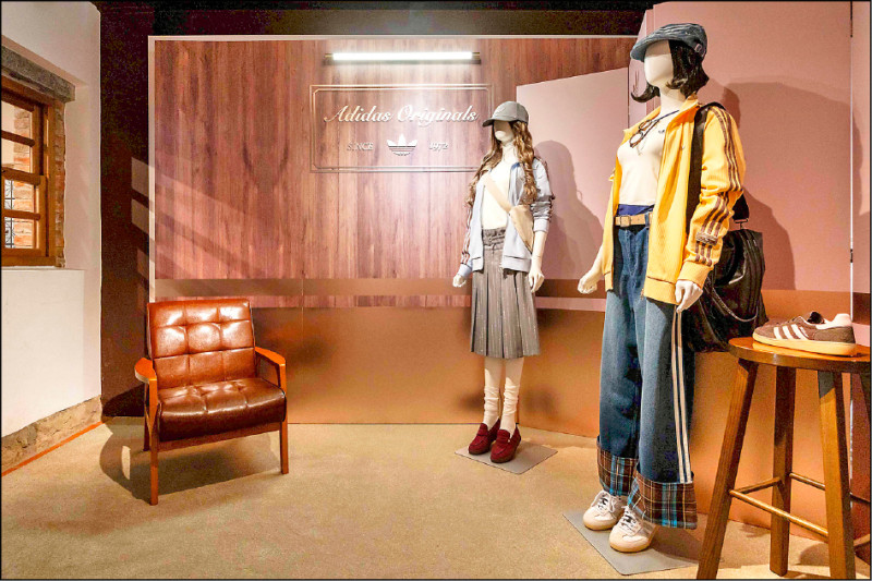 運動服飾從紳裝風格出發，結合三線外套、百褶裙與寬版褲裝等，勾勒復古與當代混搭的風格，價格店洽。