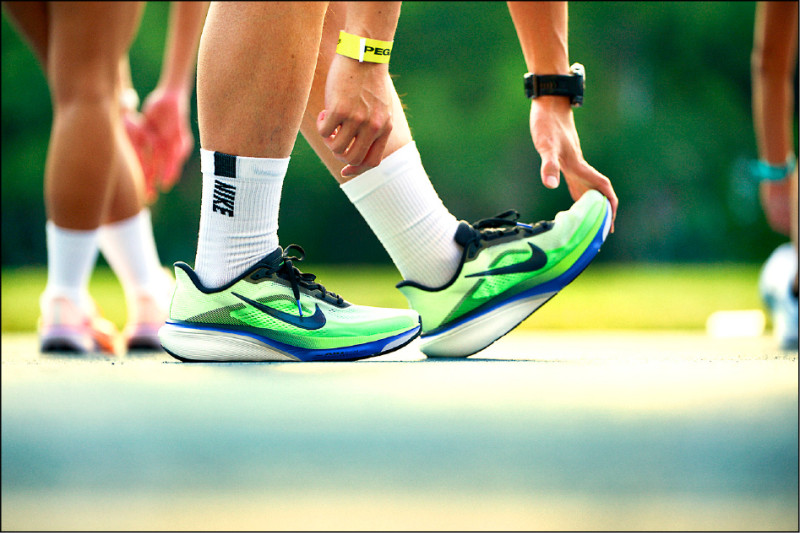 Nike Pegasus 42延續小飛馬系列定位，主打日常訓練需求與穩定腳感。Nike Pegasus 42，黃綠色，3,800元。