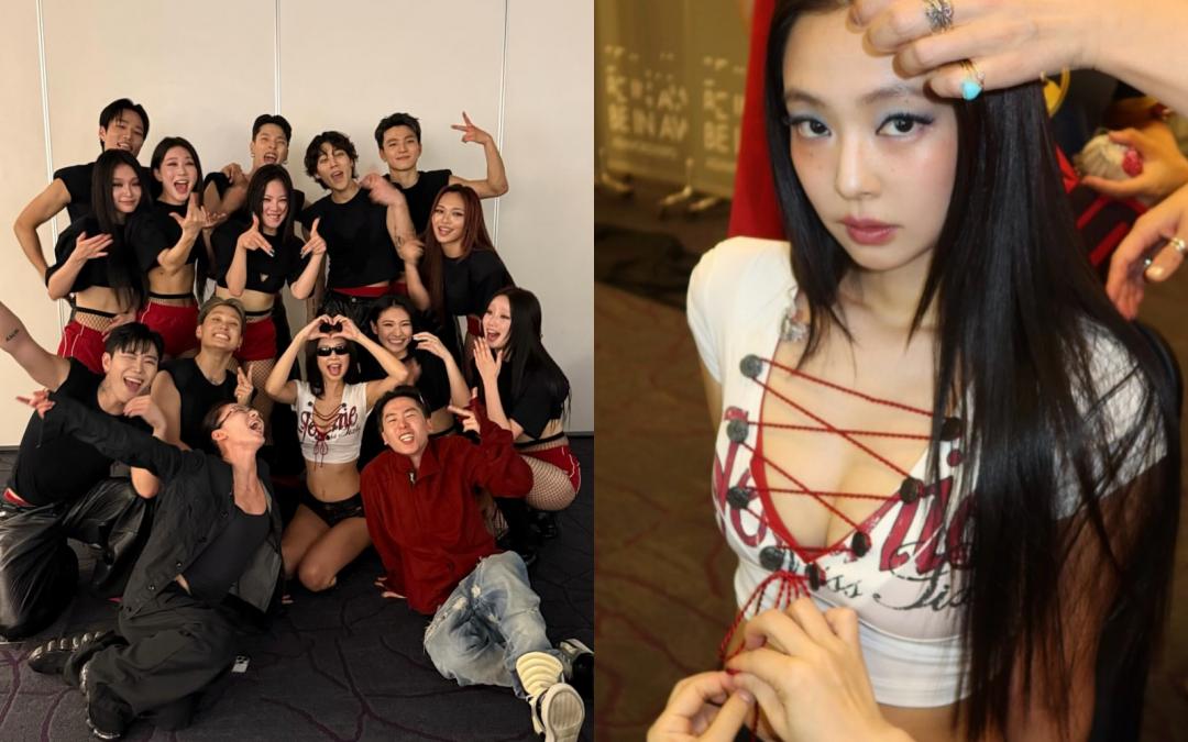 Jennie在甫結束的演唱會舞台上，身著超深V白Tee，胸前靠紅繩營造視覺張力。