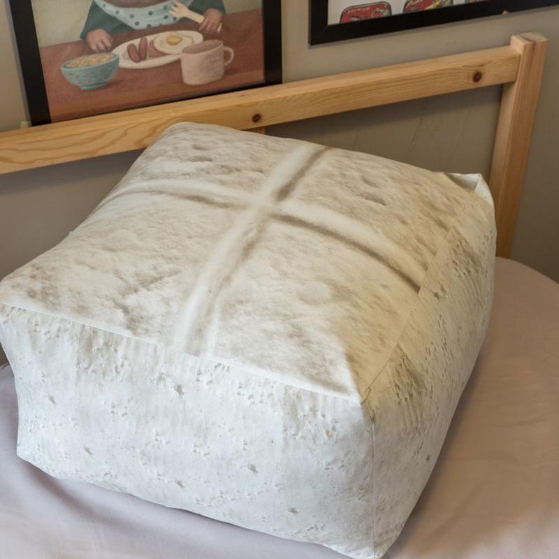 棉床本舖豆腐抱枕，柔軟觸感結合擬真設計。（Pinkoi提供）