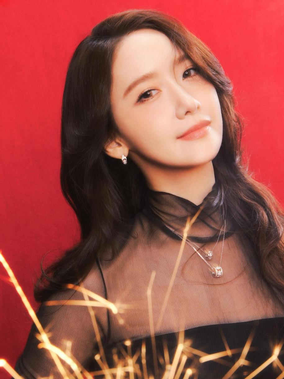 潤娥為代言珠寶品牌Qeelin拍攝全新形象，將Wulu系列作品層次疊戴增加矚目度。