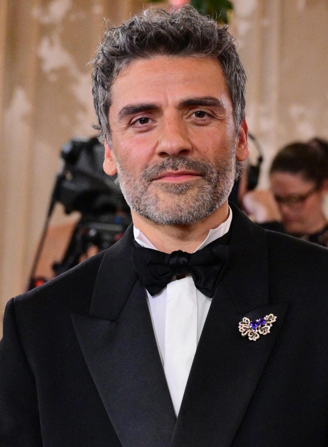 Oscar Isaac同樣利用胸針搭配深色西裝，選擇的是寶格麗作品。