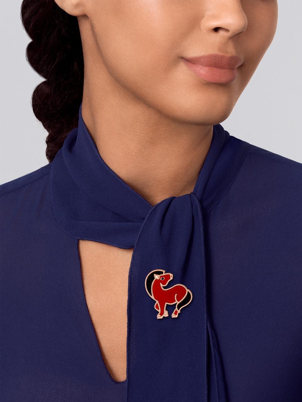 Van Cleef & Arpels Lucky Animals Horse 18K玫瑰金，鑲嵌紅玉髓及縞瑪瑙胸針，279,000元。