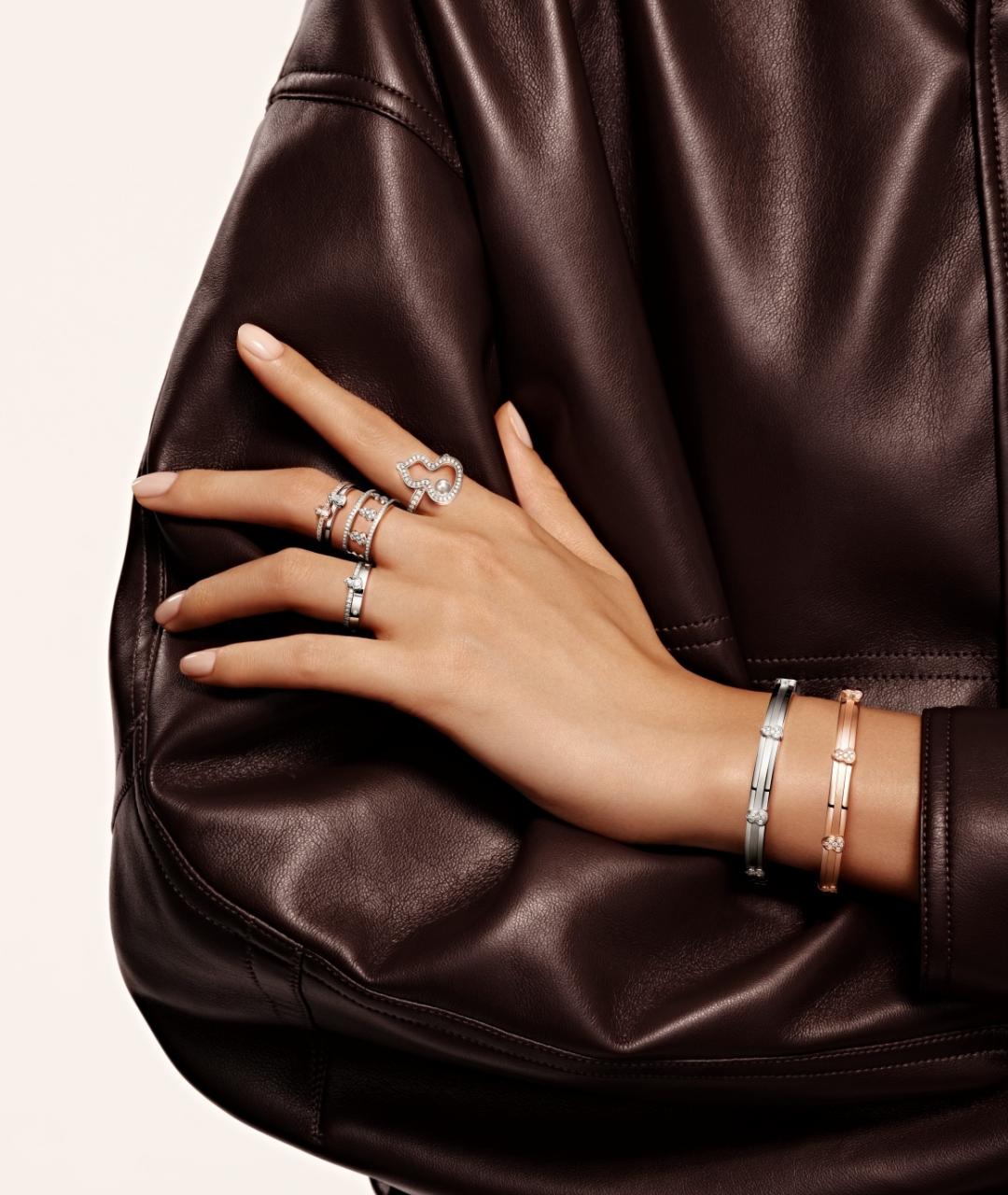 Qeelin Wulu Eternity形象照示範將白K金、黃K金手環做不同顏色的層次疊搭，毫無違和感且更顯摩登。