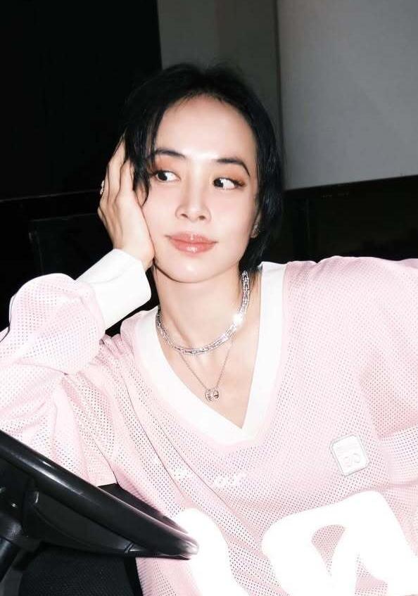 蔡依林示範將BVLGARI粗細、長短不同的項鍊多層次佩戴，輕鬆營造不同的頸項精採。（翻攝IG@jolin_cai）