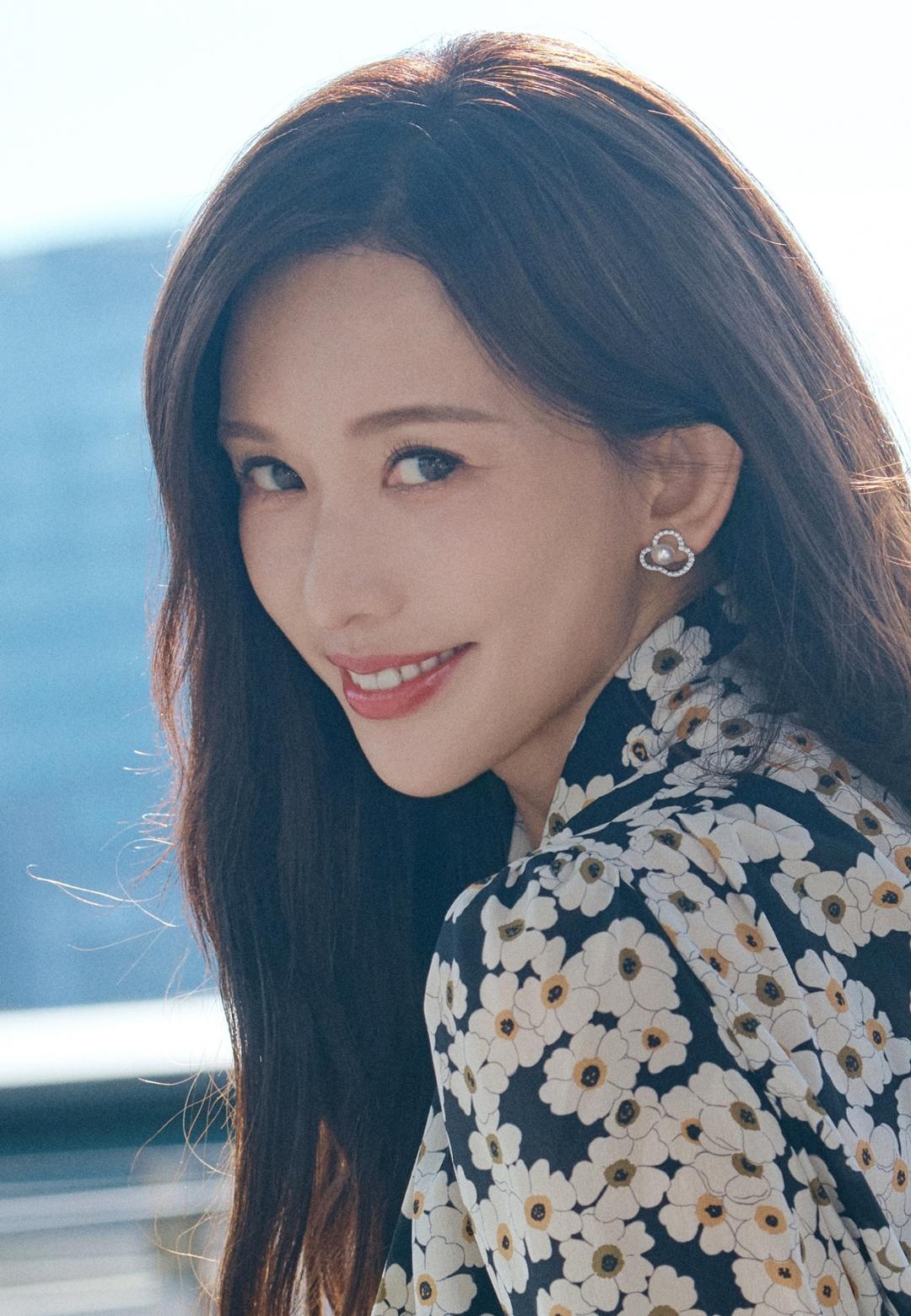 林志玲選戴TASAKI耳環，花卉輪廓勾勒的和諧線條，巧妙與花朵圖案上衣連結呼應。