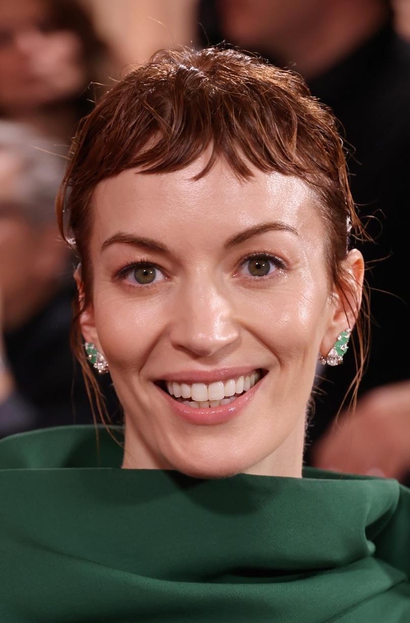 好萊塢女星Britt Lower選戴De Beers The Alchemist of Light高級珠寶系列耳環步上紅毯，耳環上兩顆蛋面切割綠玉髓與綠色禮服完美相襯。