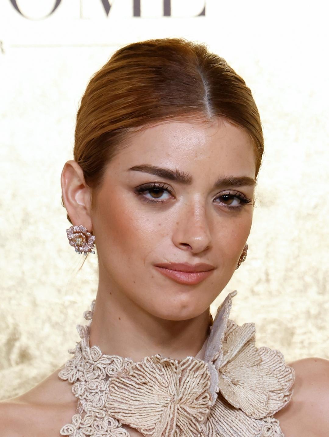 社交名媛Dixie D’Amelio選穿立體花卉刺繡服裝，搭配Chopard花朵造型的鑽石耳環，緊扣珠寶與造型。