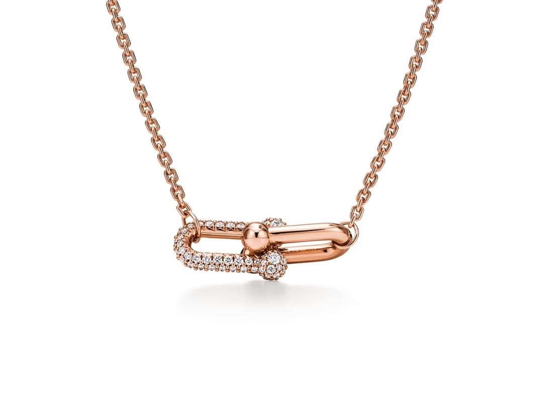 Tiffany & Co. HardWear 18K玫瑰金鑲嵌鑽石鍊墜，價格店洽。
