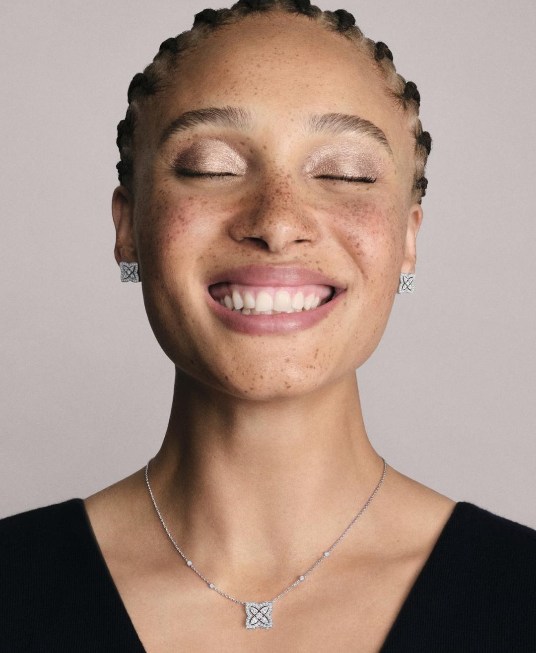 De Beers Enchanted Lotus鑽石吊墜項鍊，價格店洽。