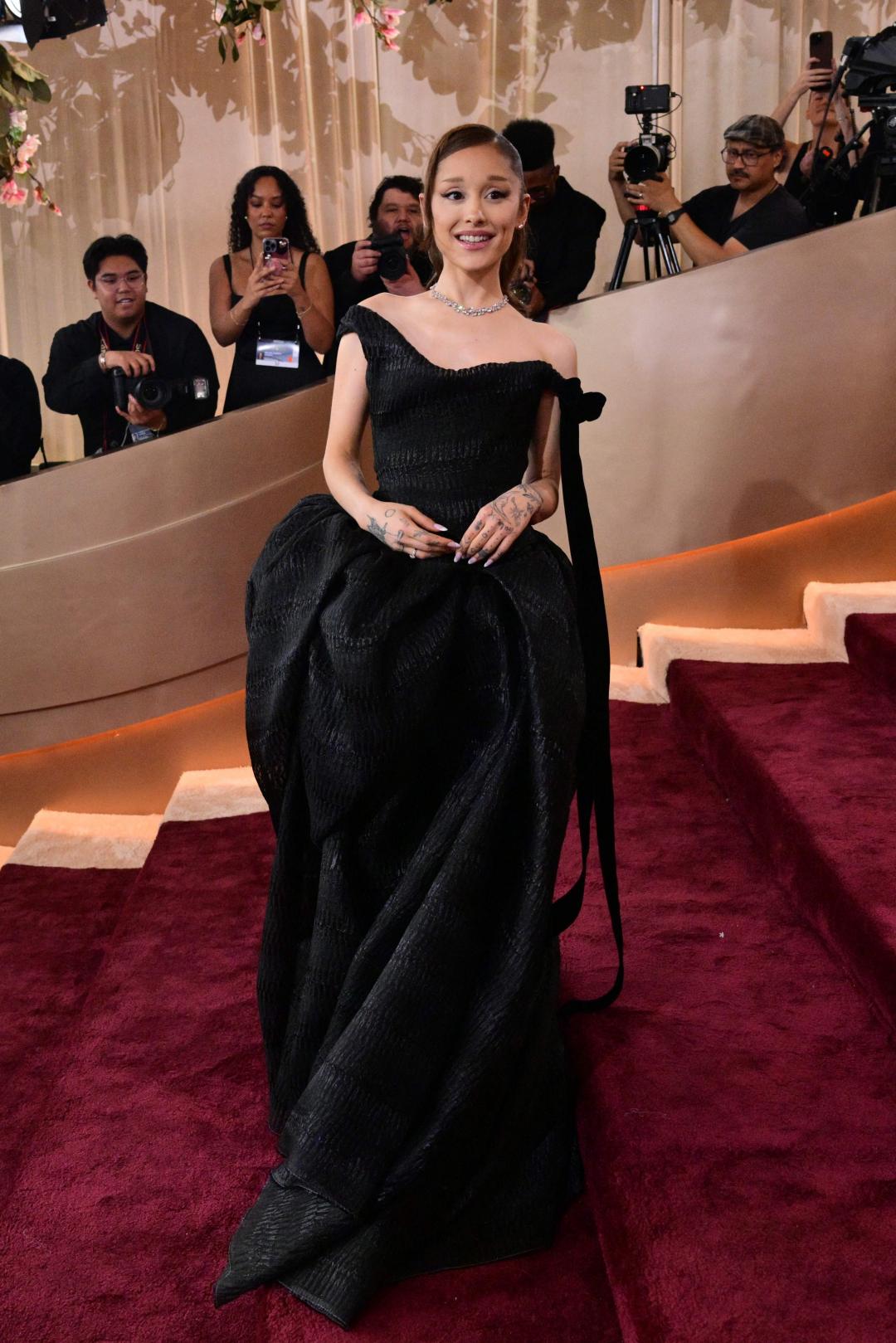 亞莉安娜靠著超強穿搭，拉長身材比例。（法新社）