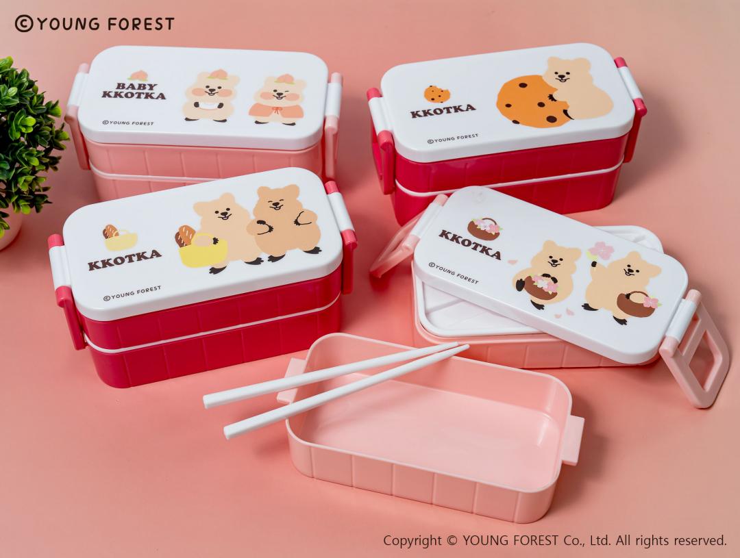 雙層便當盒，分隔設計讓滿載的心意能被好好裝進去。