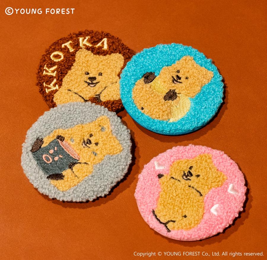 勾卡KKOTKA毛巾繡徽章。