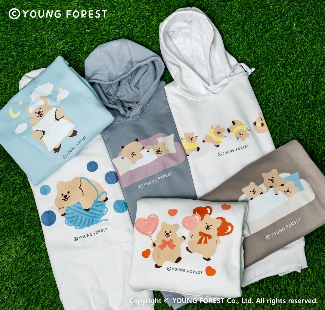 印有手拿愛心氣球、趴在毛線球上及窩在沙發等6款設計帽T。