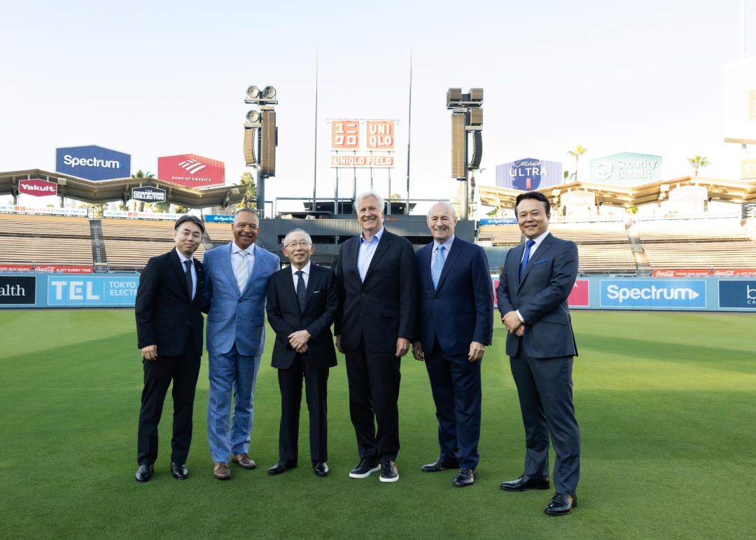 （左起）Koji Yanai、Dave Robert、柳井正、Mark Walter、Stan Kasten、Daisuke Tsukagoshi。