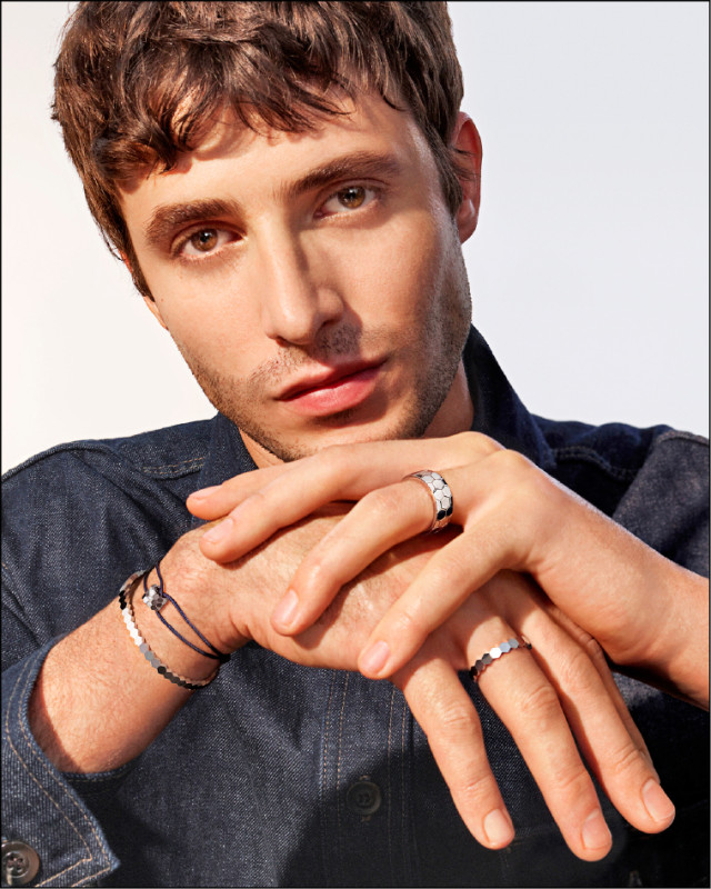 CHAUMET Bee de Chaumet系列以六角蜂巢結構為核心，利用層次疊搭創造佩戴豐富性。Bee de Chaumet鉑金開口手環，214,000元（圖左至右）；18K白金絲繩手環，52,400元；18K白金戒指，144,000元；18K白金戒指，82,300元。