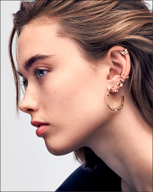 利用多款不同耳環為耳際增添層次感。Bee de Chaumet 18K玫瑰金耳骨夾，105,000元（圖上至下）；18K玫瑰金耳骨夾，75,700元；18K玫瑰金耳環，125,000元；18K玫瑰金中型耳環，148,000元。