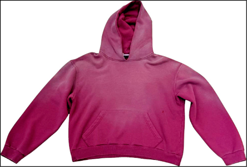 漸層連帽上衣以刷色洗舊手法呈現自然使用痕跡，10,900元。