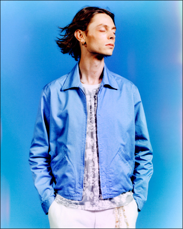 peter Wu春夏新作將母親手寫明信片轉化為T-Shirt印花，承載私密情感記憶。天空藍拉鍊短夾克，25,500元；黑白印花T恤，6,500元。