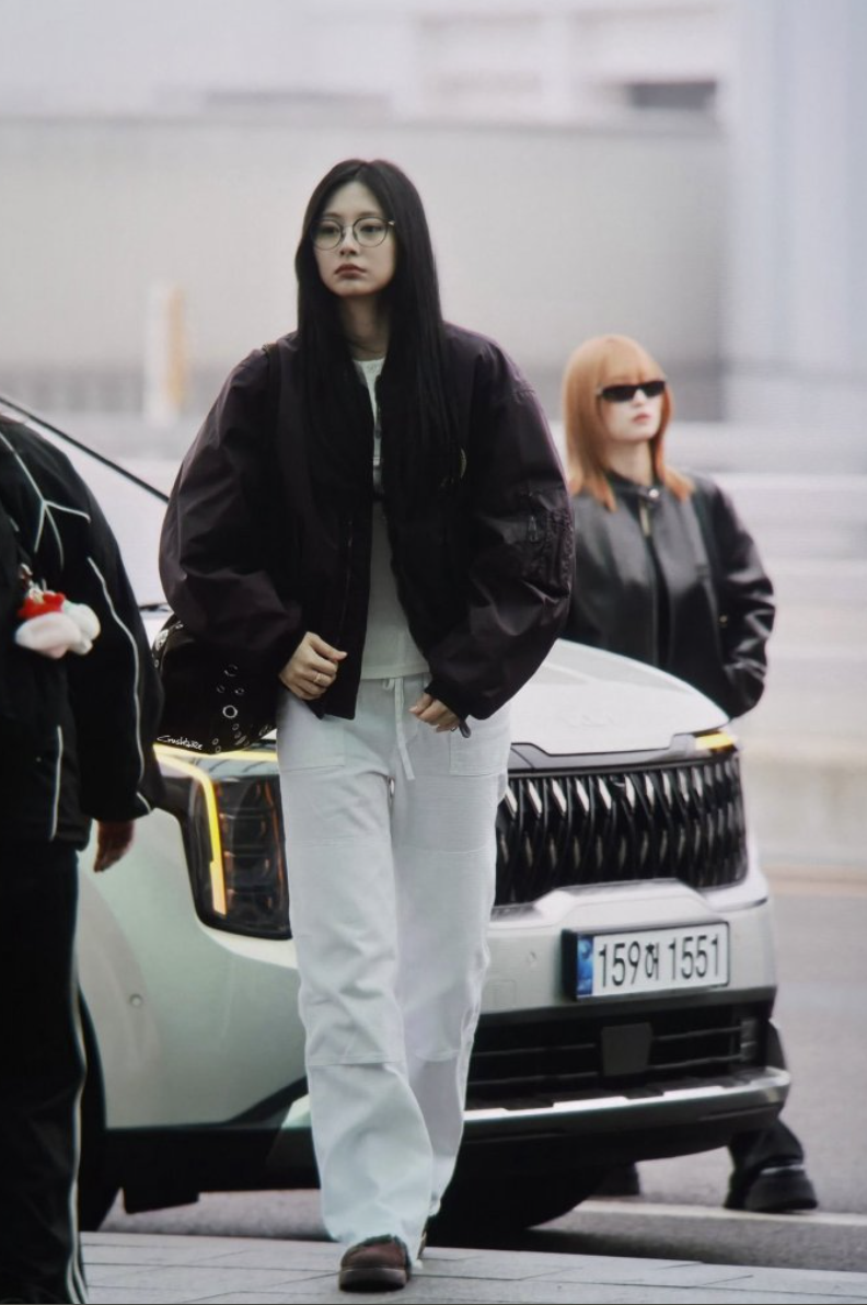 子瑜以帥氣造型現身機場。(翻攝自Weibo)