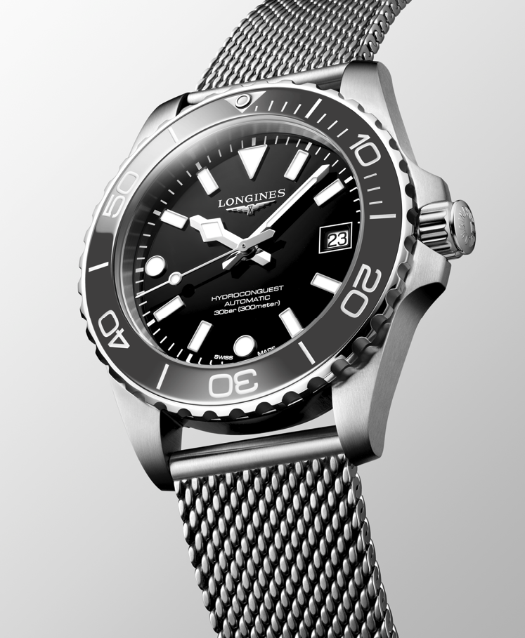 深海徵服者系列黑色錶盤、黑色錶圈、米蘭鍊帶，72,700元。