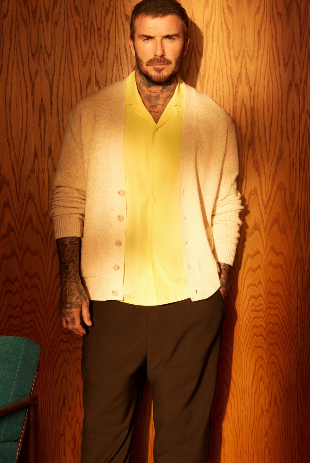 POLO衫與開襟針織衫的搭配，為硬派型男注入溫柔。