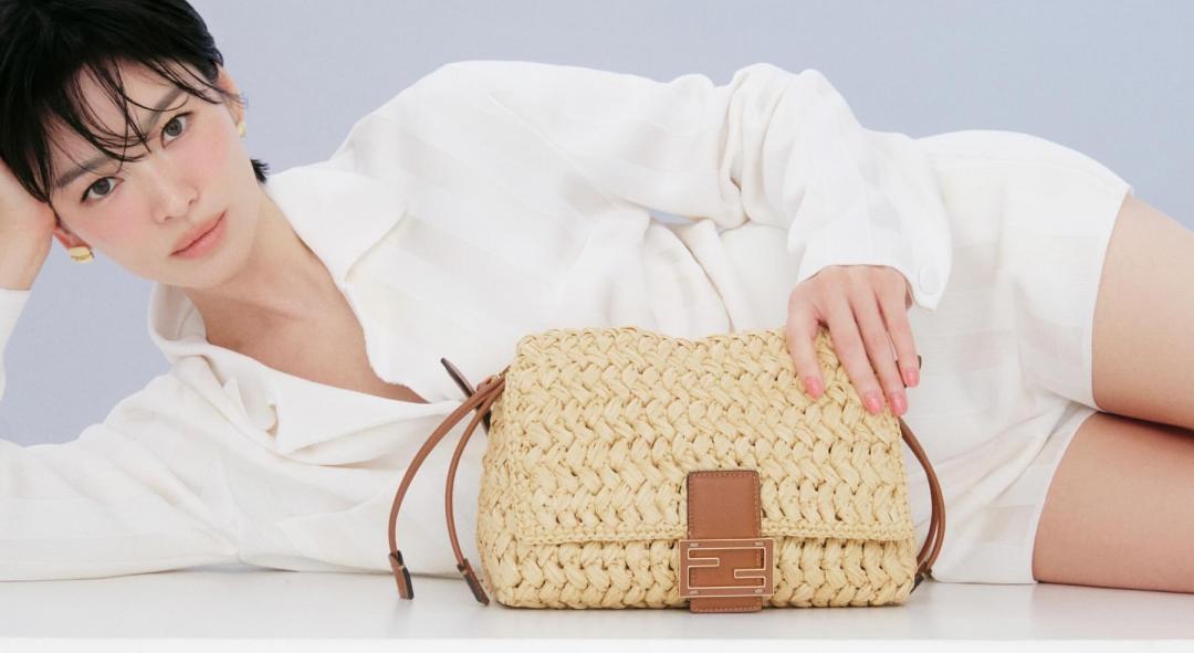 宋慧喬搶先穿上FENDI 2026秋冬Pre-Collection造型搭配編織包帶貨。